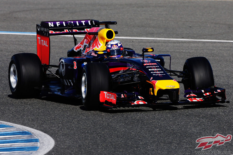 Daniel Ricciardo rueda con el RB10