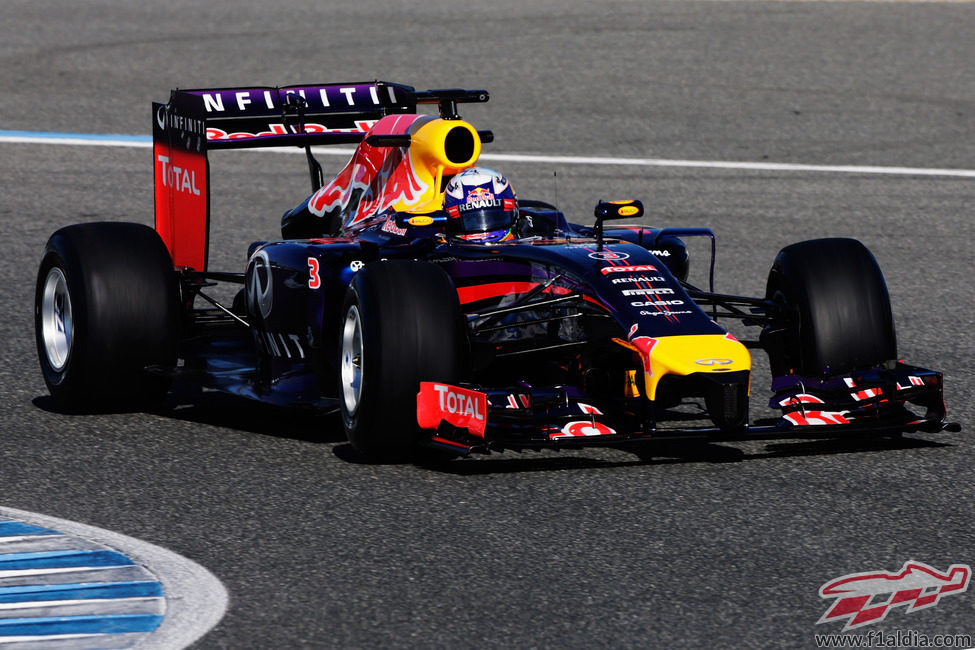 Daniel Ricciardo rueda con el RB10