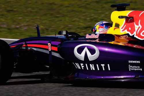 Daniel Ricciardo solo completó tres vueltas