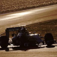 Lewis Hamilton rueda en el atardecer de Jerez
