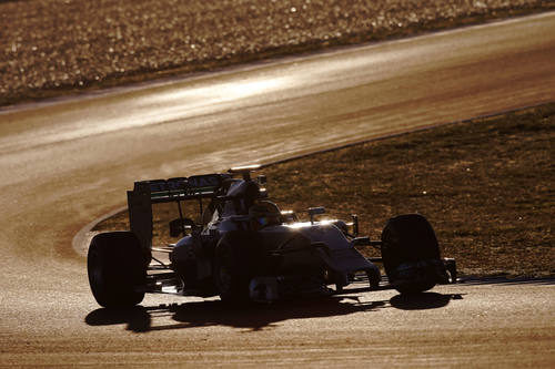 Lewis Hamilton rueda en el atardecer de Jerez