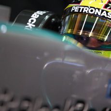 Primer plano de Lewis Hamilton en el Mercedes W05