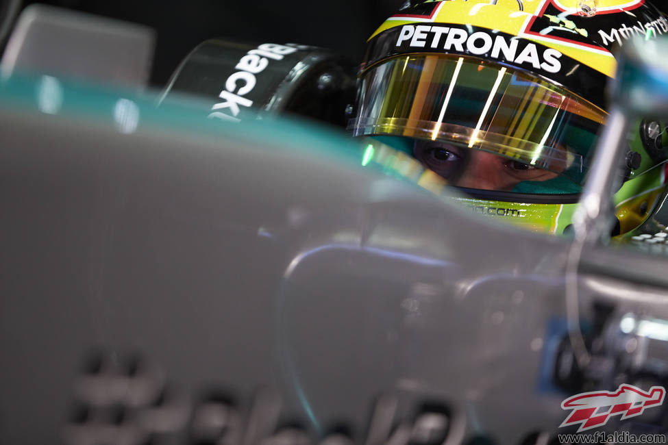 Primer plano de Lewis Hamilton en el Mercedes W05