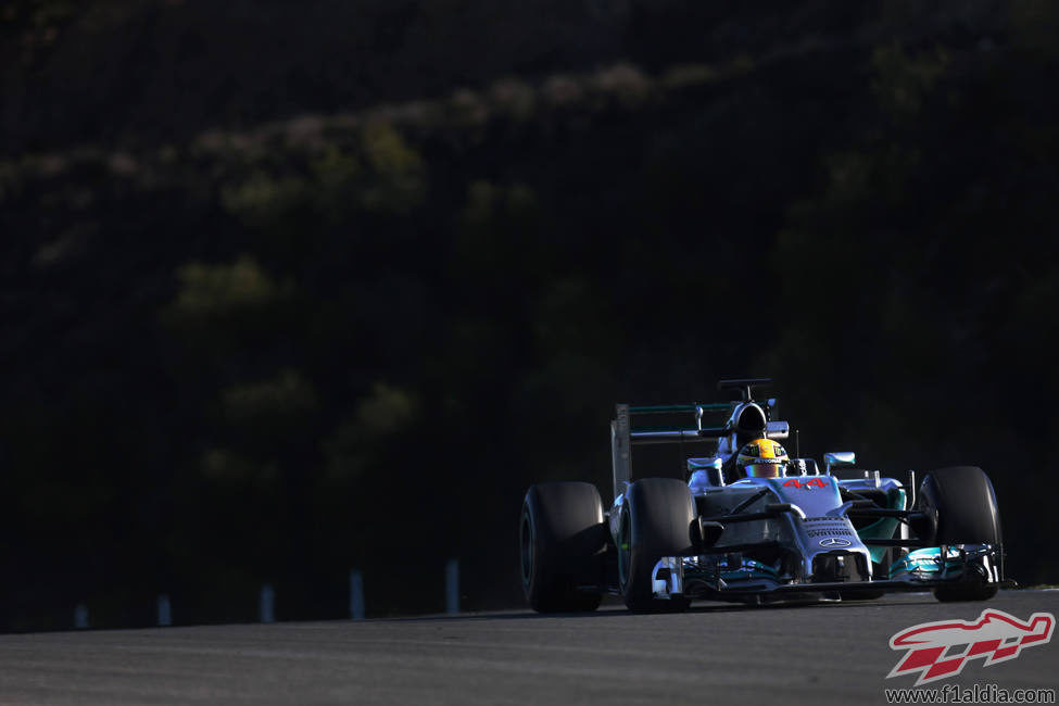 Nueva vuelta para Lewis Hamilton en su W05