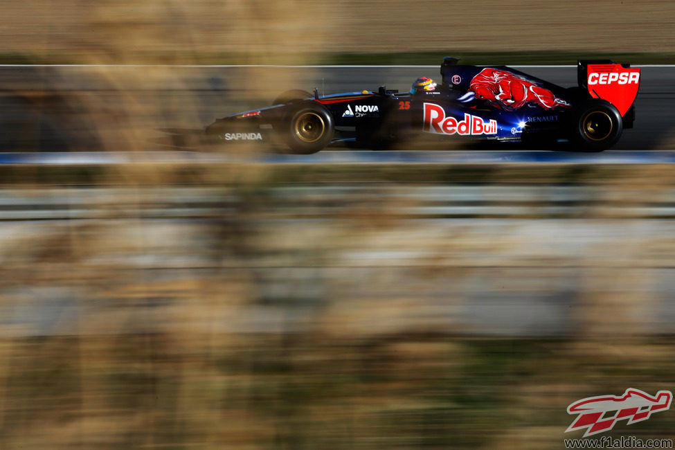 Jean-Eric Vergne rueda en el asfalto de Jerez