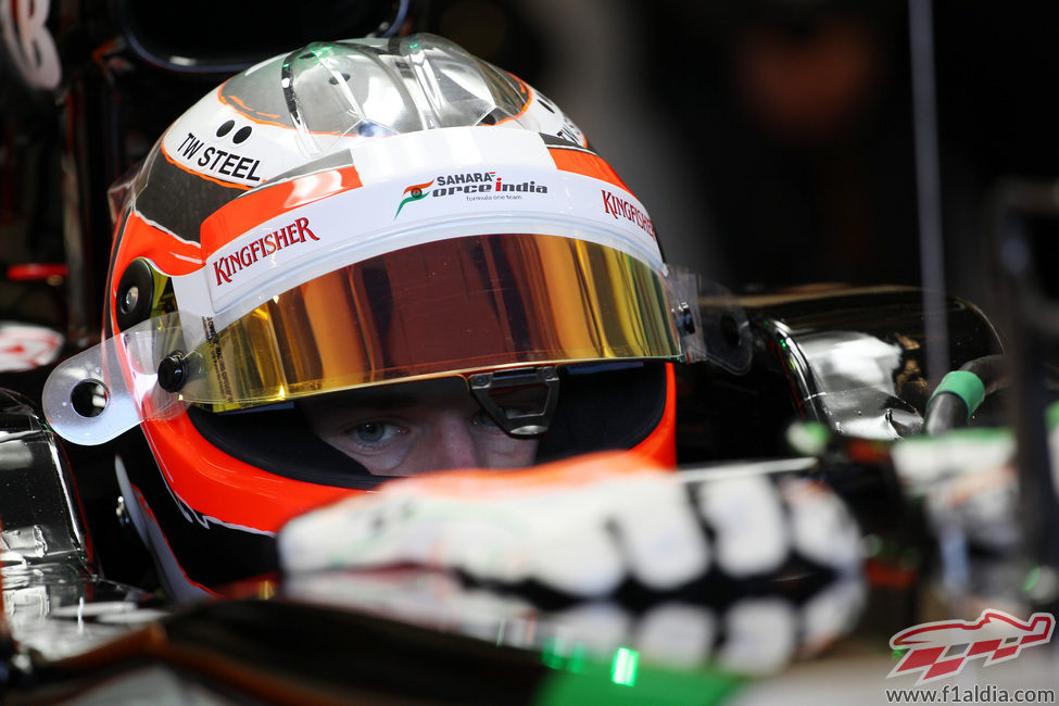 Nico Hülkenberg concentrado antes de salir a probar