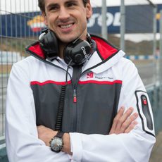 Sonrisa de Adrian Sutil en el 'pit lane'