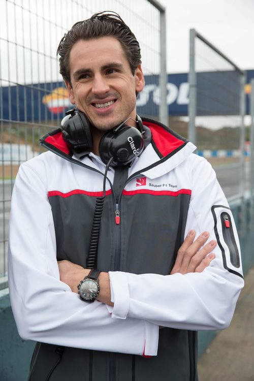 Sonrisa de Adrian Sutil en el 'pit lane'