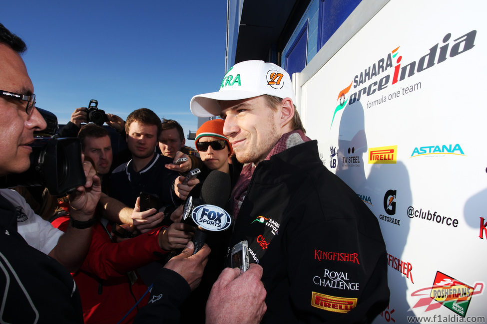 Nico Hülkenberg atiende a los medios en Jerez