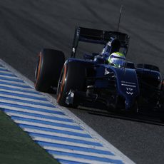 Felipe Massa avanza con el FW36