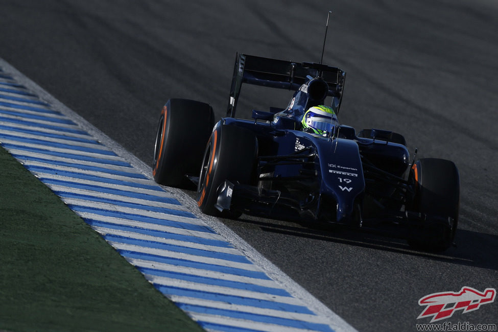 Felipe Massa avanza con el FW36