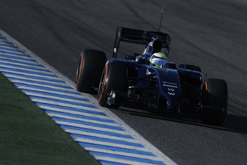 Felipe Massa avanza con el FW36