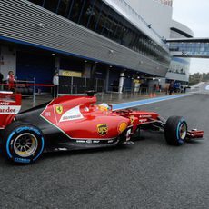 Fernando Alonso sale con el compuesto de lluvia extrema