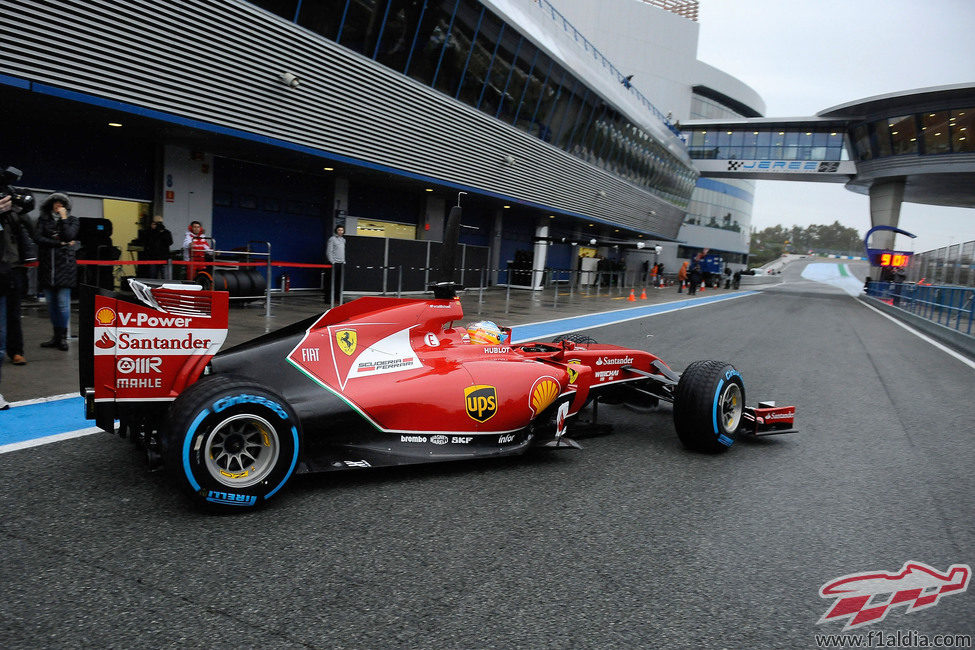 Fernando Alonso sale con el compuesto de lluvia extrema