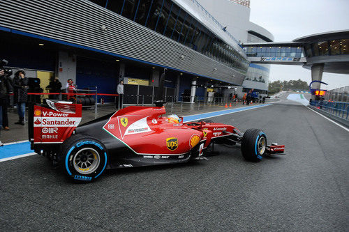 Fernando Alonso sale con el compuesto de lluvia extrema