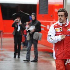 Fernando Alonso en el paddock de Jerez
