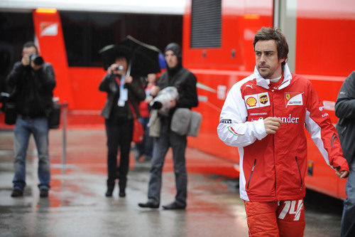 Fernando Alonso en el paddock de Jerez