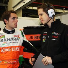 Dani Juncadella charla con uno de los ingenieros