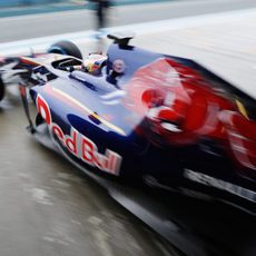 El Toro Rosso STR9 sale a la pista mojada de Jerez