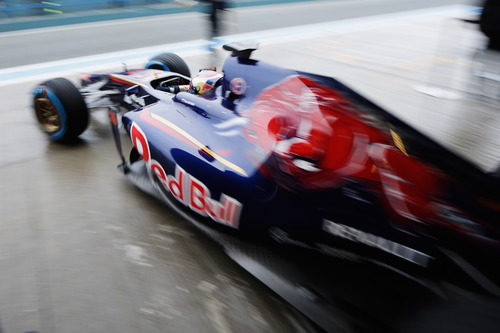 El Toro Rosso STR9 sale a la pista mojada de Jerez