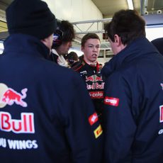 Daniil Kvyat habla con los ingenieros de Toro Rosso
