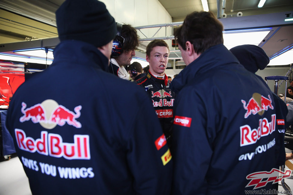 Daniil Kvyat habla con los ingenieros de Toro Rosso