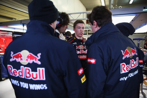 Daniil Kvyat habla con los ingenieros de Toro Rosso