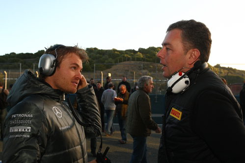 Mario Isola habla con Nico Rosberg