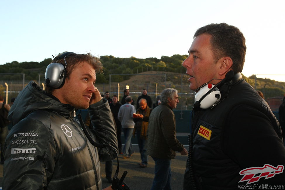 Mario Isola habla con Nico Rosberg