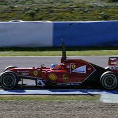 Fernando Alonso rueda en Jerez
