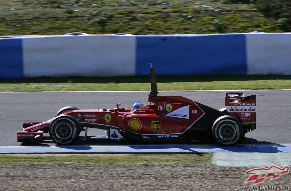 Fernando Alonso rueda en Jerez