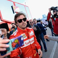 Los fans asaltan a Fernando Alonso