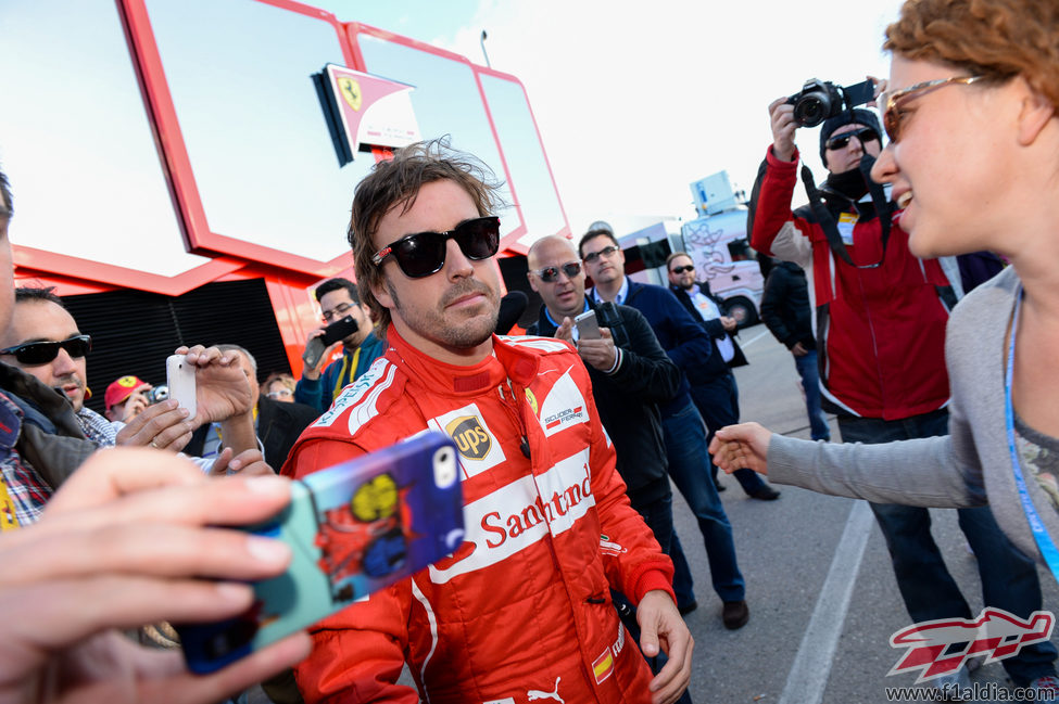 Los fans asaltan a Fernando Alonso