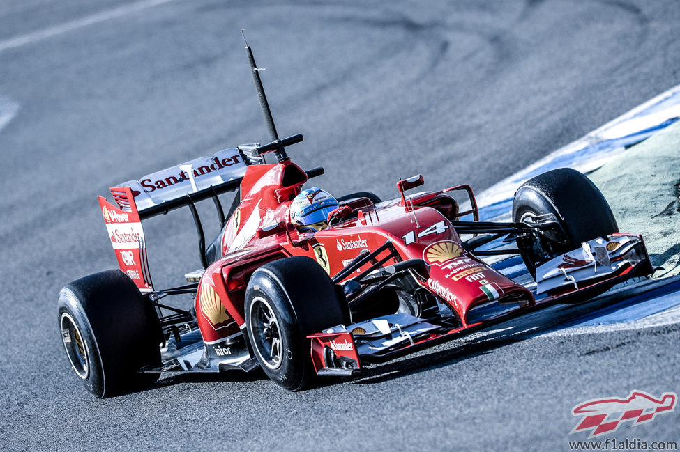 Fernando Alonso rueda en Jerez