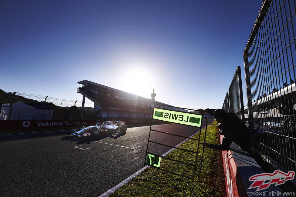 Lewis Hamilton aprovecha los últimos rayos de sol