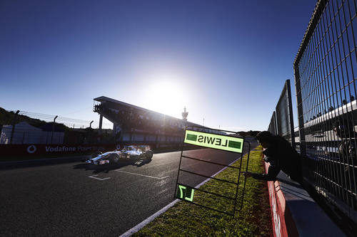 Lewis Hamilton aprovecha los últimos rayos de sol