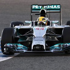 Lewis Hamilton lidia con el W05 en Jerez