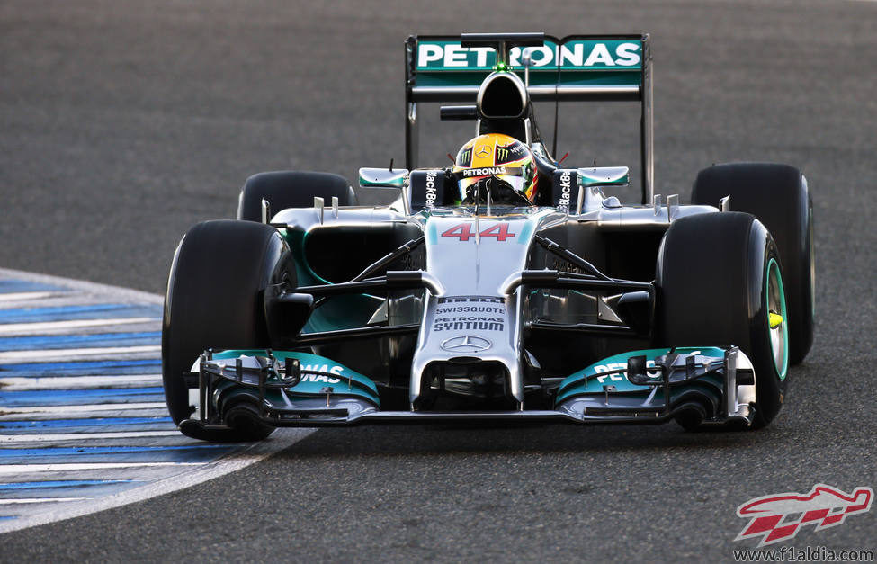 Lewis Hamilton lidia con el W05 en Jerez