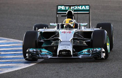 Lewis Hamilton lidia con el W05 en Jerez