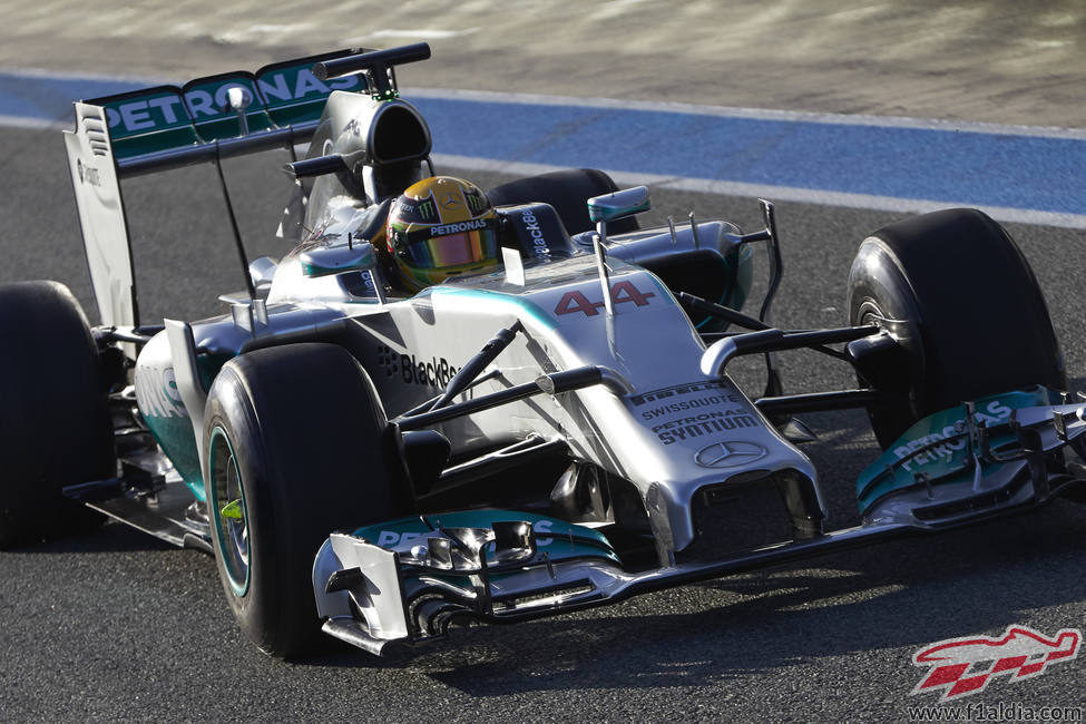 Lewis Hamilton por el pitlane