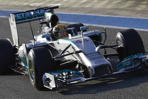 Lewis Hamilton por el pitlane