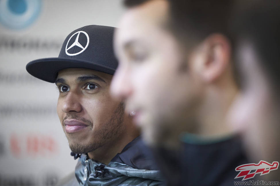 Lewis Hamilton, satisfecho ante la prensa