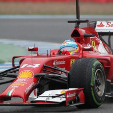 Fernando Alonso rueda con lluvia en Jerez