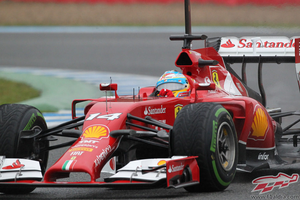 Fernando Alonso rueda con lluvia en Jerez