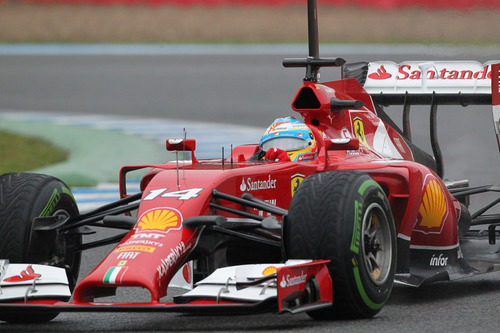 Fernando Alonso rueda con lluvia en Jerez