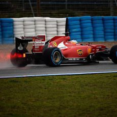 La lluvia acompaña a Fernando Alonso y su F14-T
