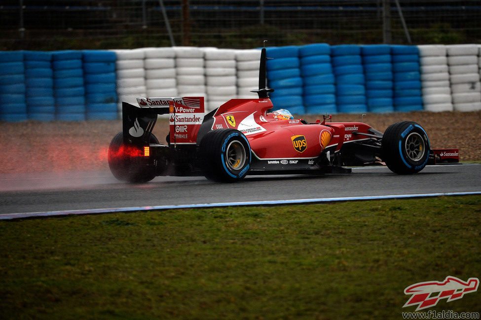 La lluvia acompaña a Fernando Alonso y su F14-T