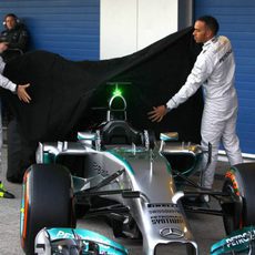 Lewis Hamilton y Nico Rosberg destapan el W05