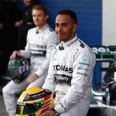 Lewis Hamilton y Nico Rosberg apoyados en el W05