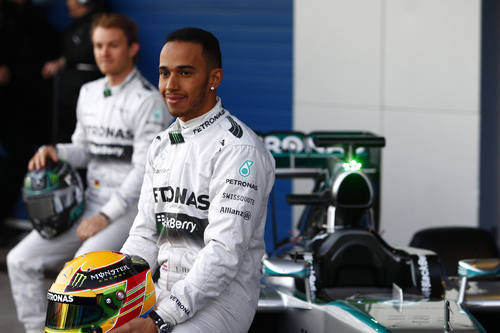 Lewis Hamilton y Nico Rosberg apoyados en el W05